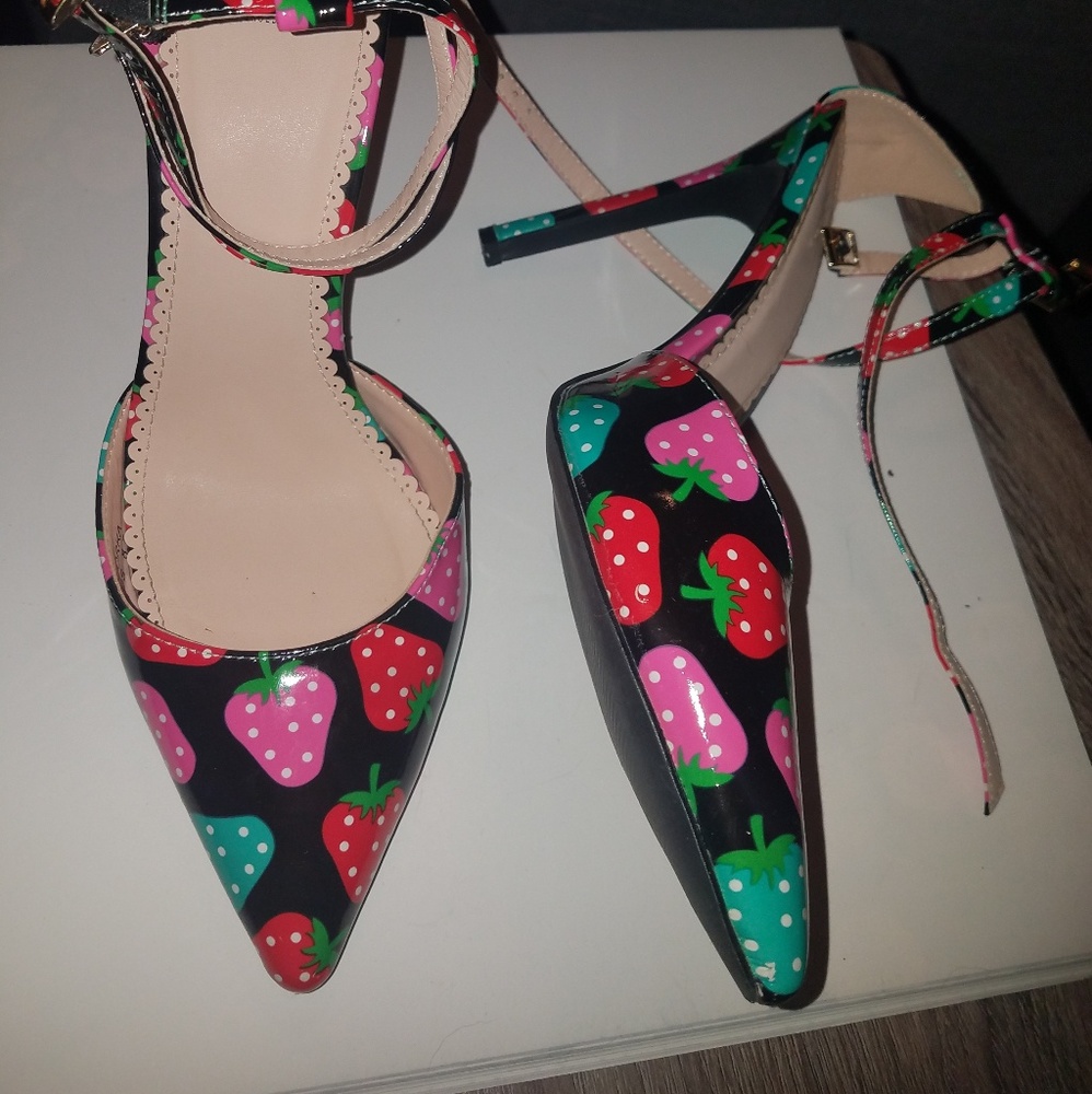 Thin heels with strawberry pattern
